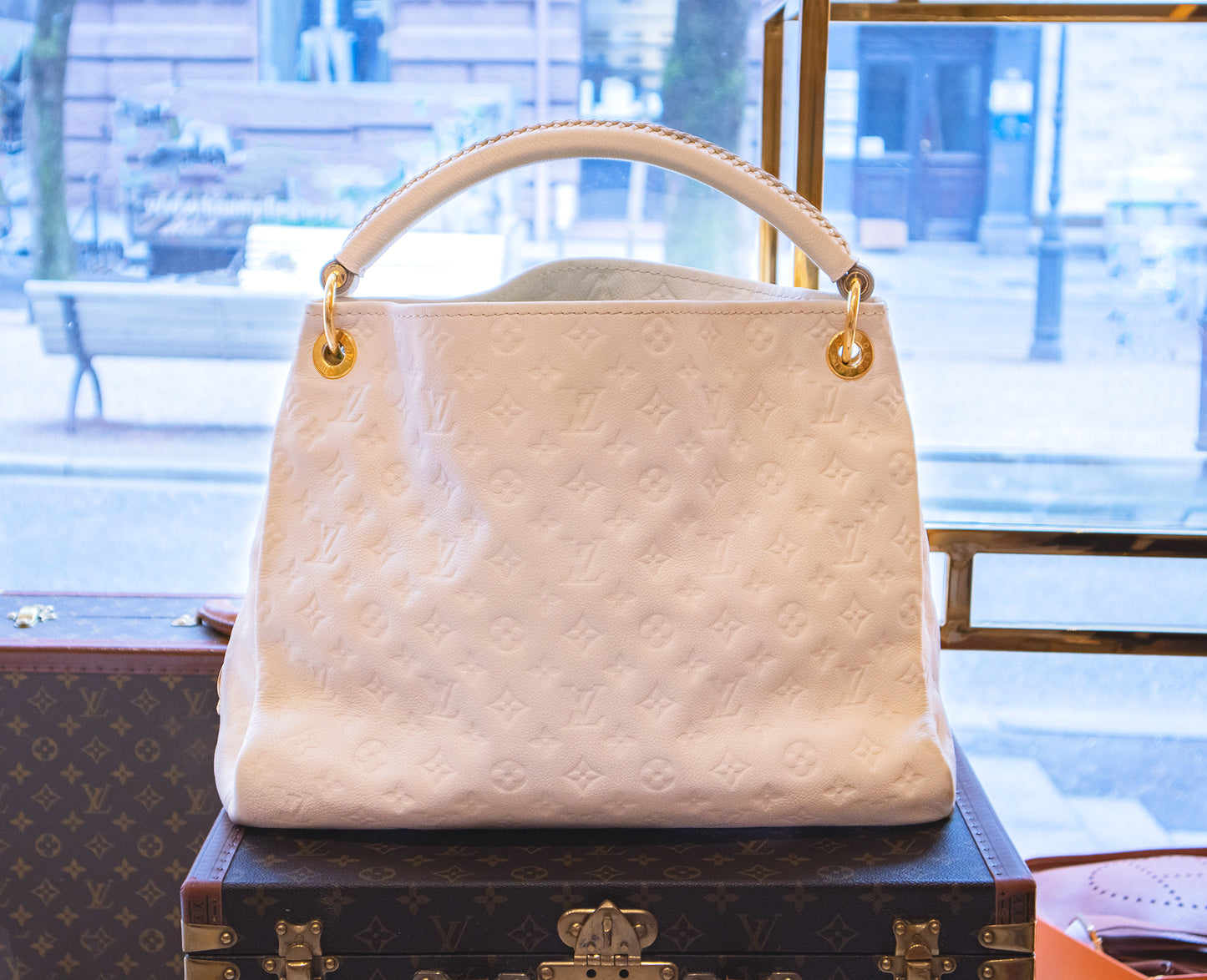 Louis Vuitton - Artsy MM Monogram Empreinte Leder Creme