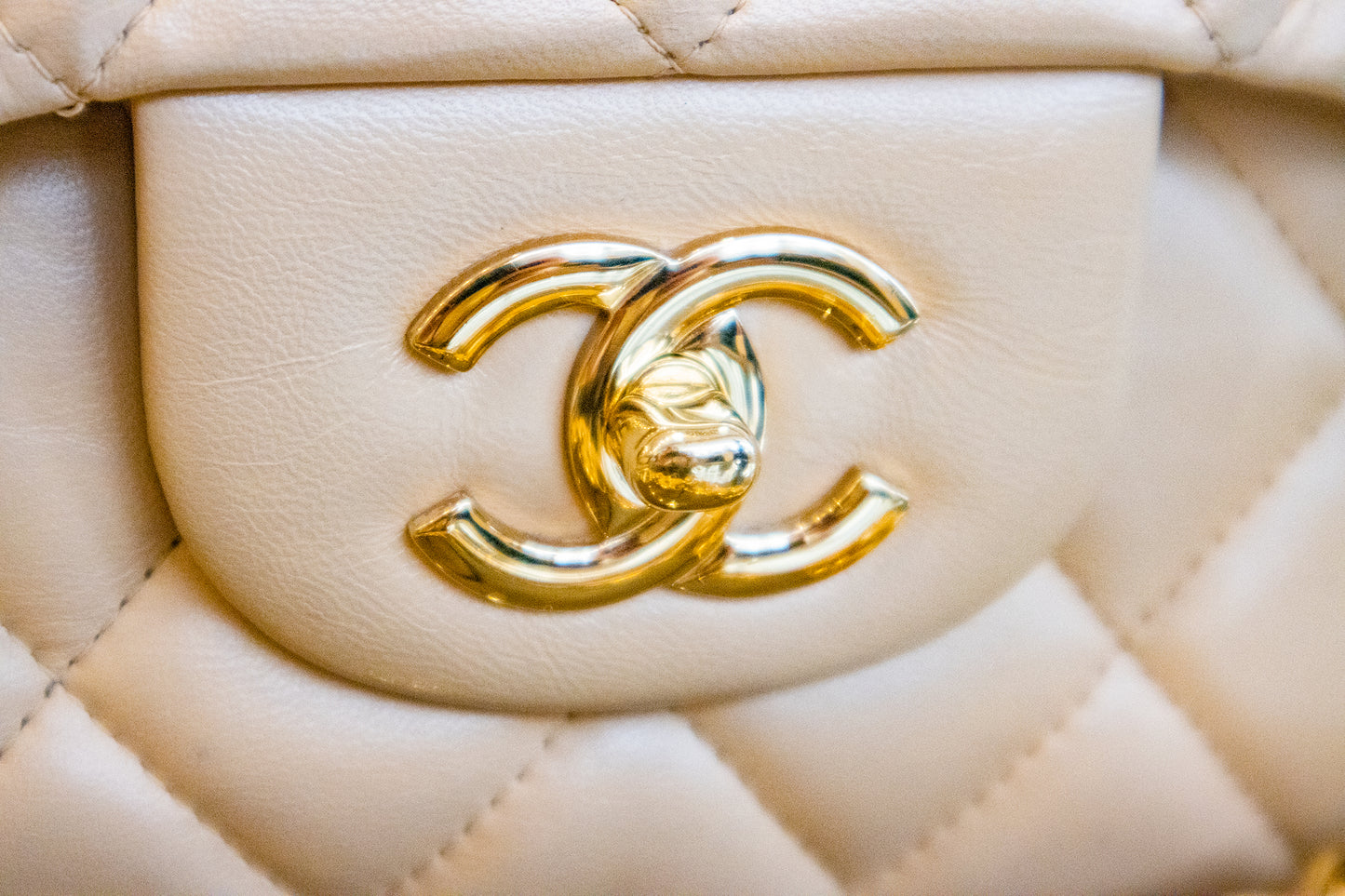 Chanel - Timeless Single Flap Jumbo Lambskin Beige Clair mit Goldener Hardware