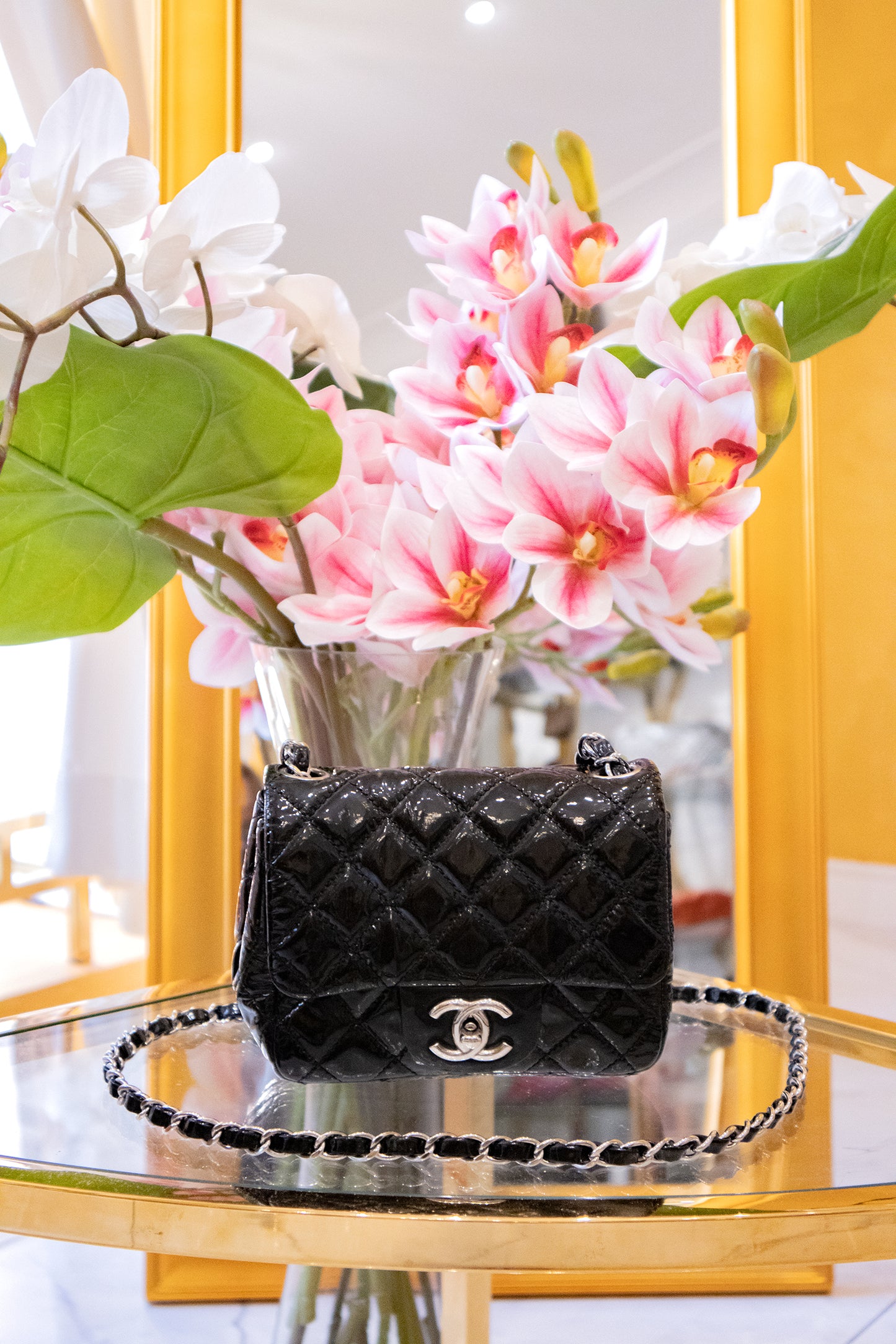 Chanel - Micro Flap Bag Schwarz Lackleder