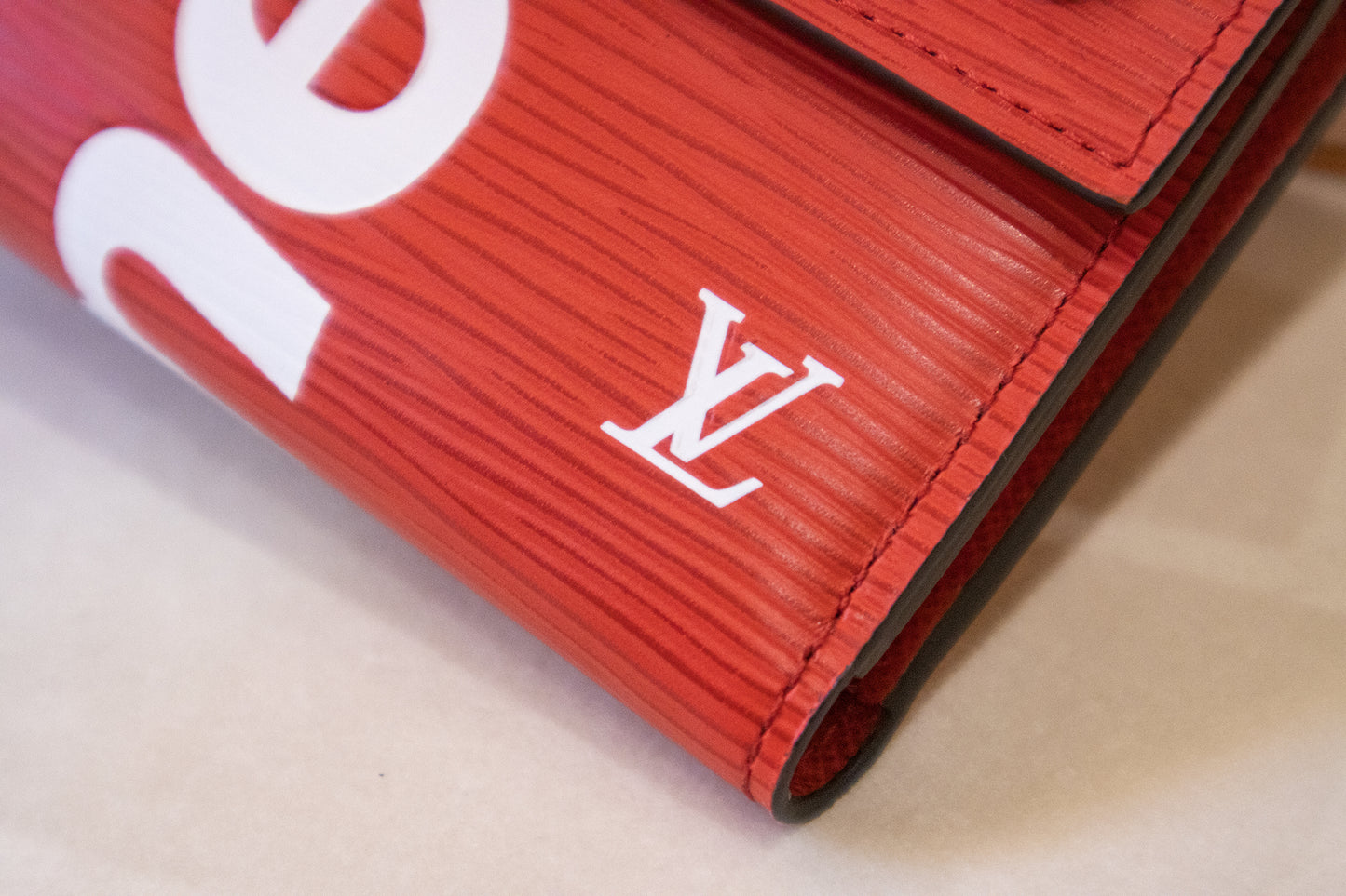 Louis Vuitton - Limited Edition Supreme Geldbeutel Rot