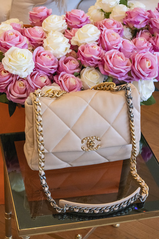 Chanel - Medium 19 Flap Bag Beige Lammleder