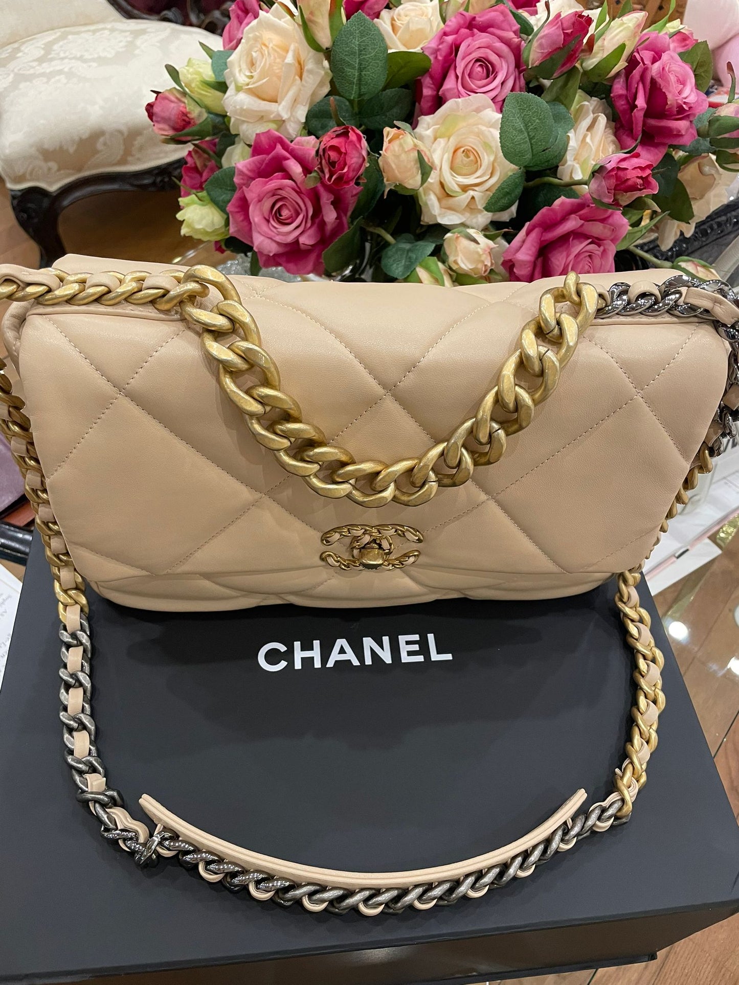 Chanel - 19 Large beige aus Lammleder