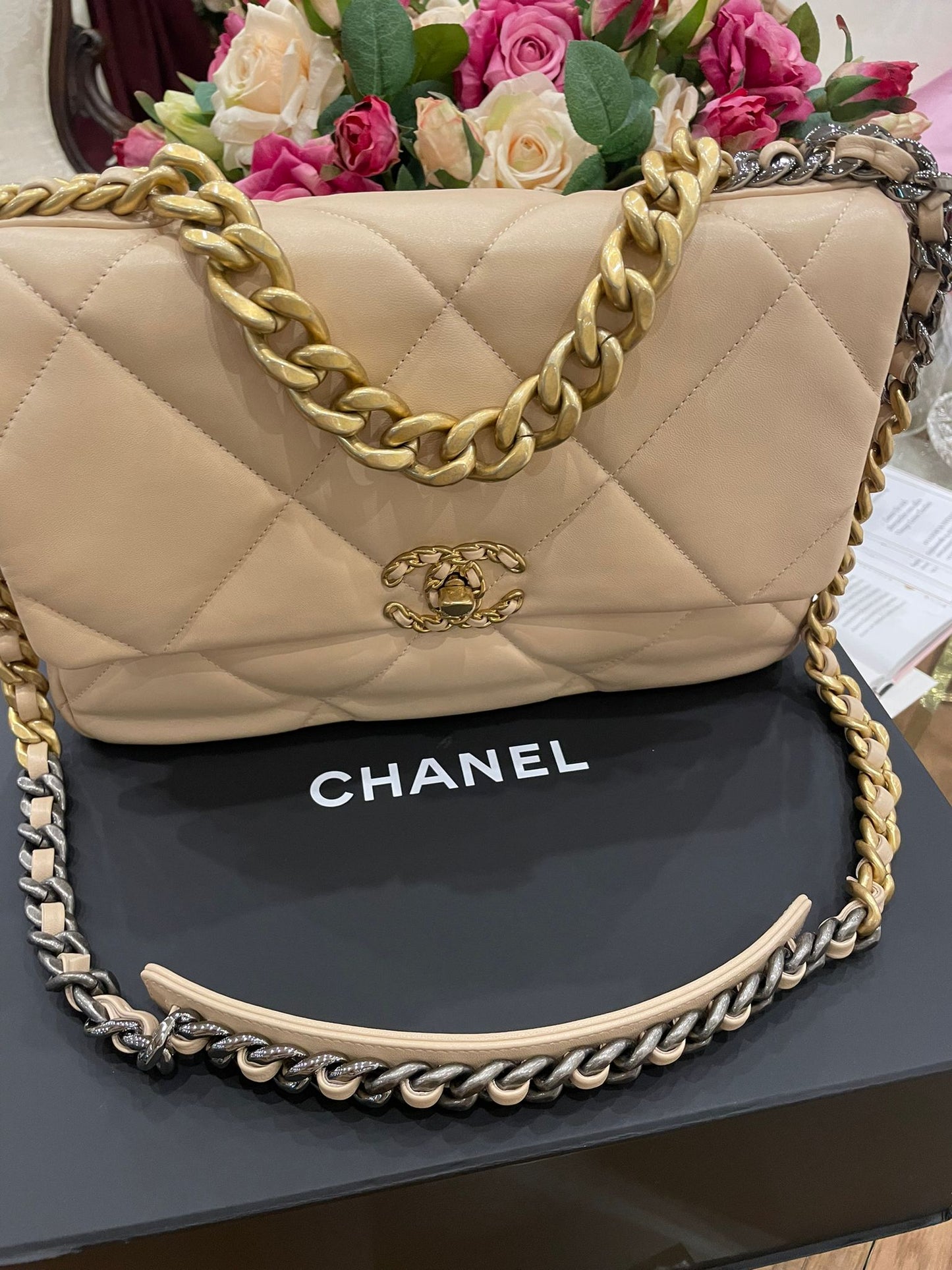 Chanel - 19 Large beige aus Lammleder