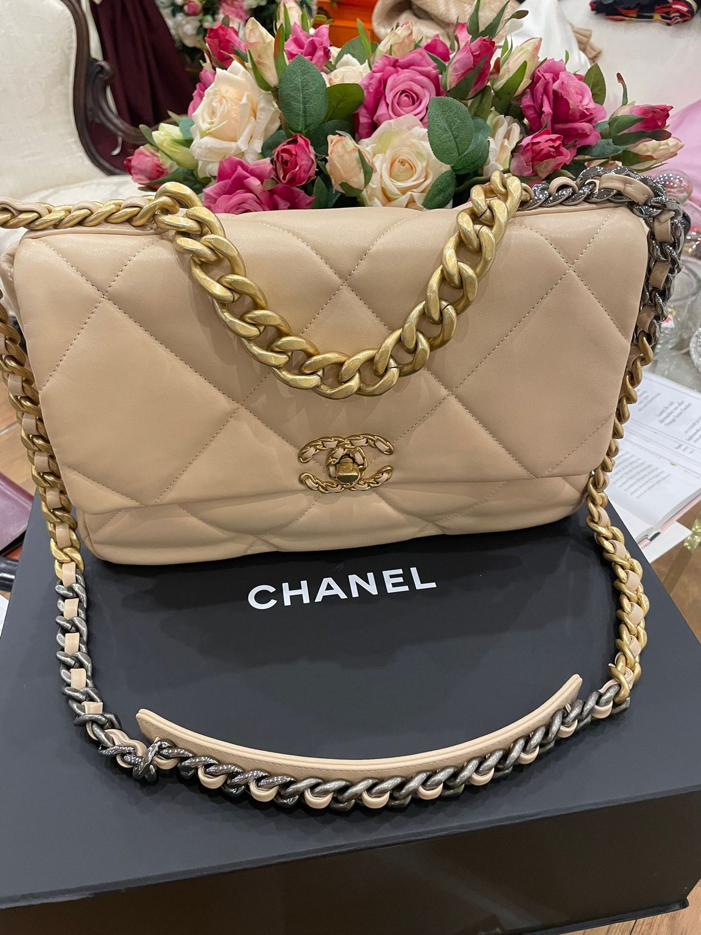 Chanel - 19 Large beige aus Lammleder