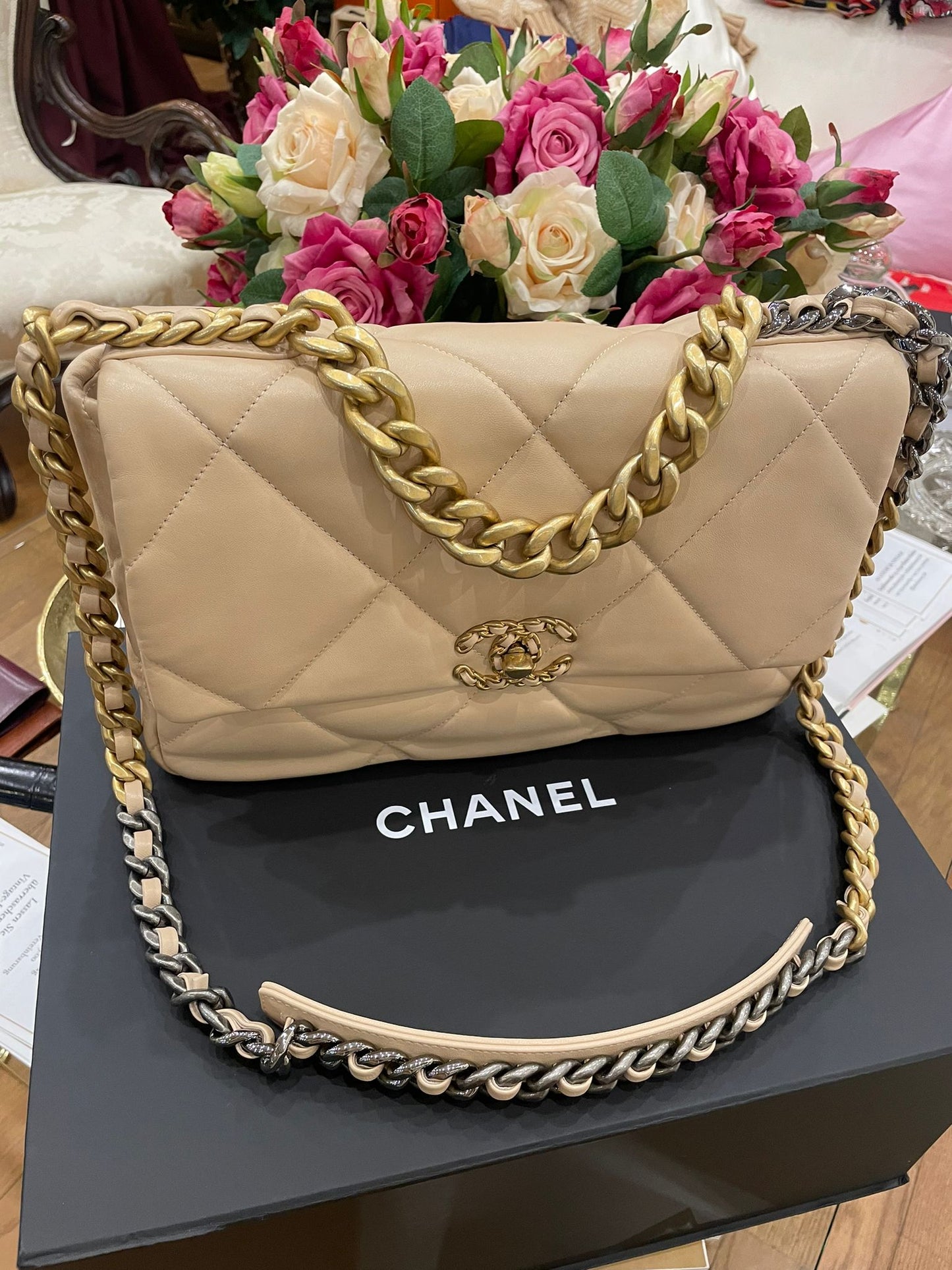 Chanel - 19 Large beige aus Lammleder