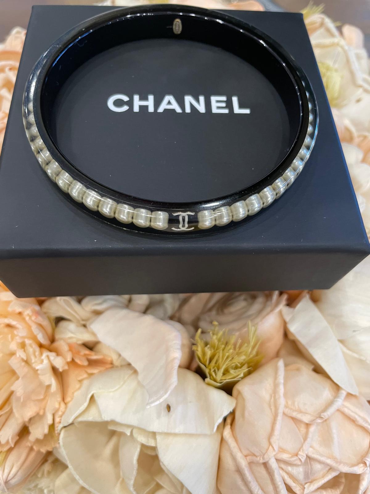 Chanel - Armreif schwarz mit Perlen