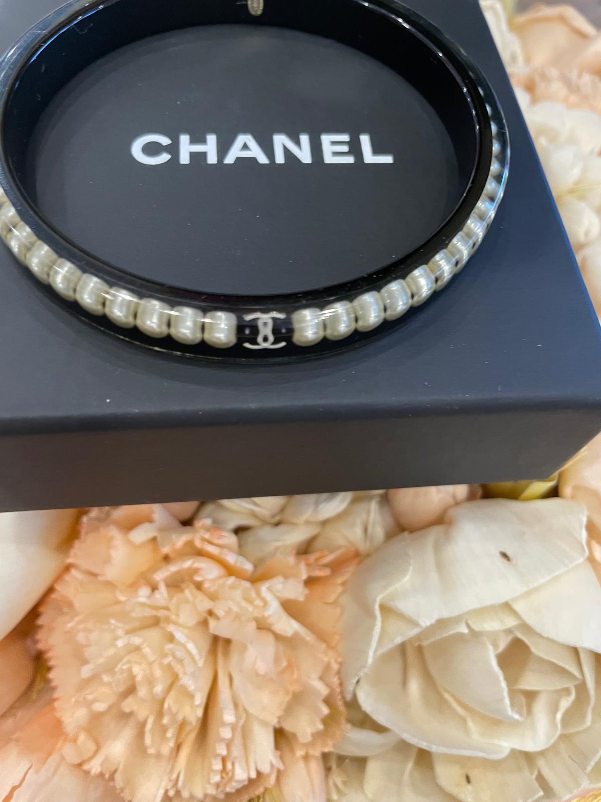 Chanel - Armreif schwarz mit Perlen