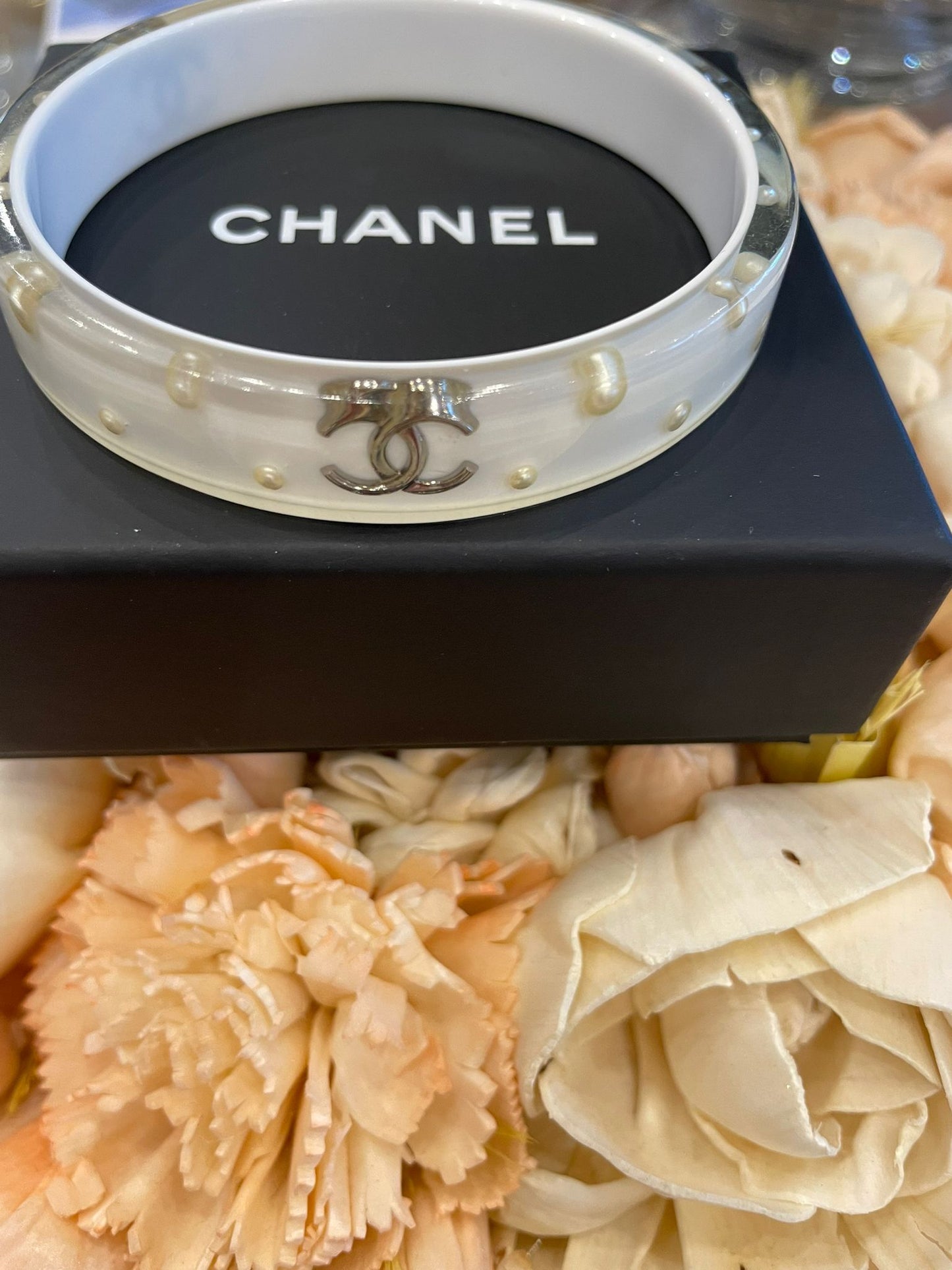 Chanel - Armreif weiß mit Perlen