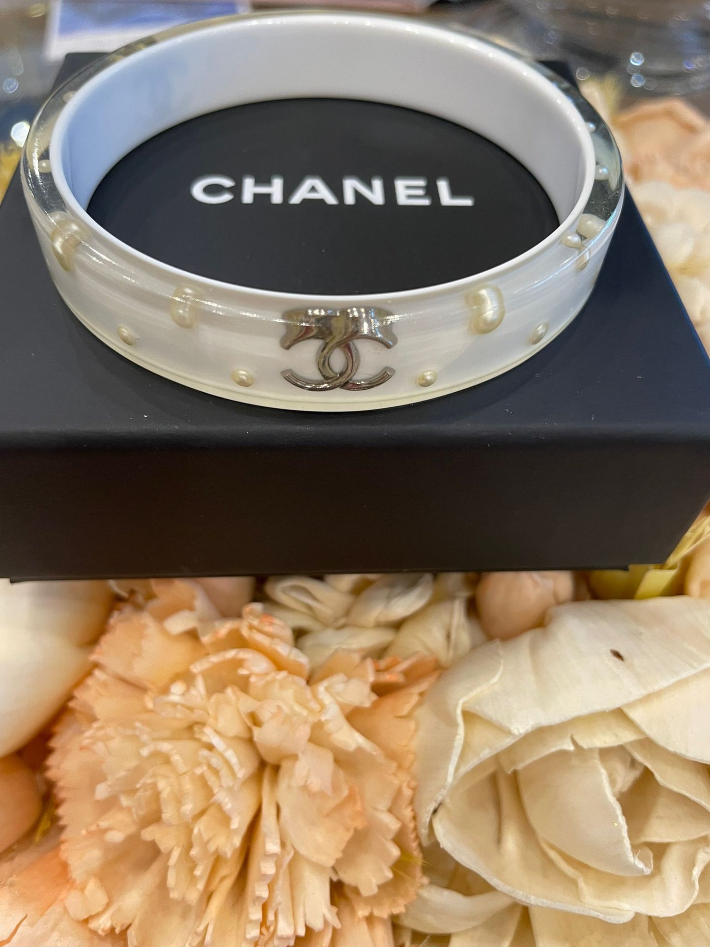 Chanel - Armreif weiß mit Perlen