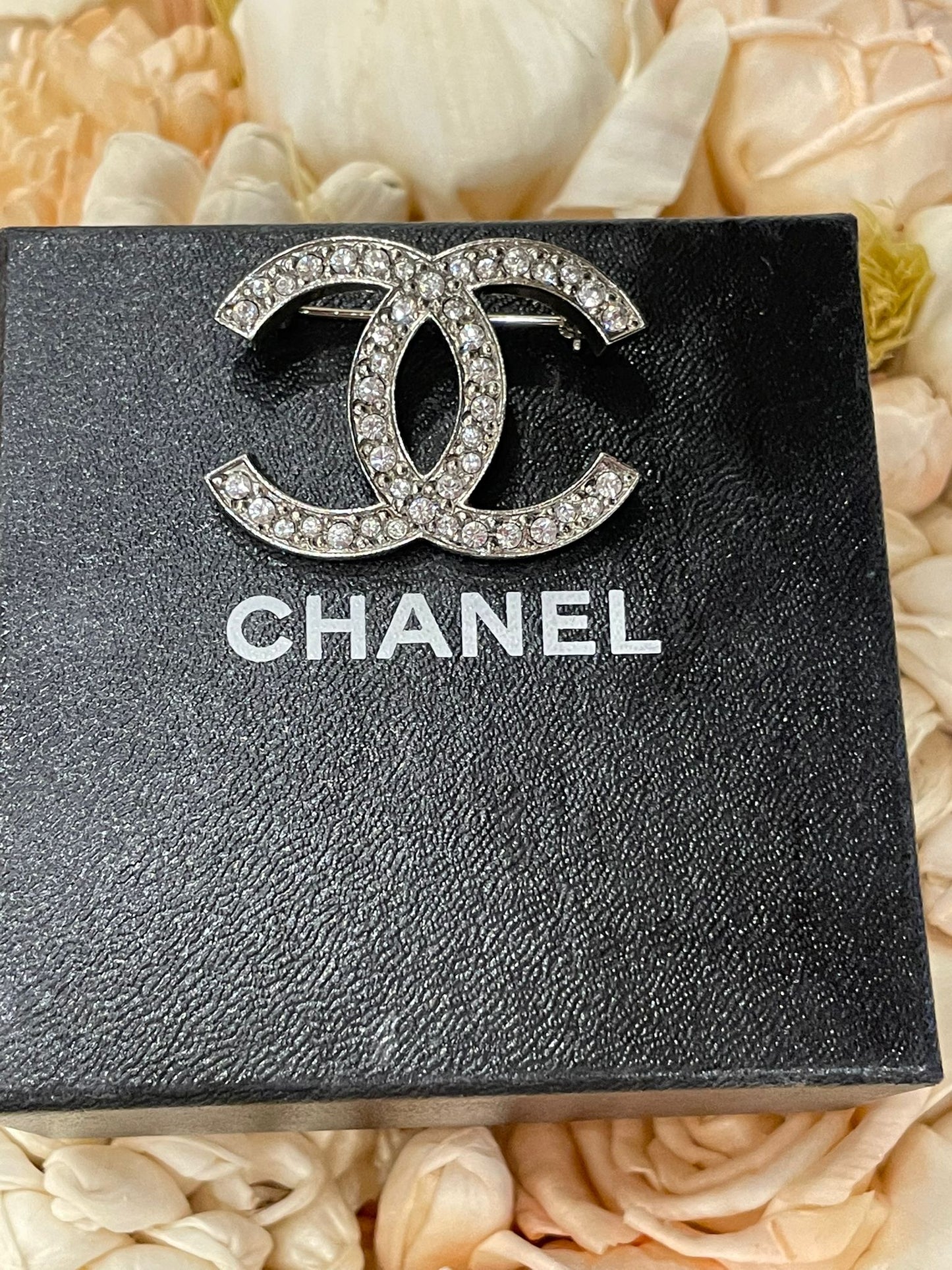 Chanel - CC Brosche Silber glitzernd