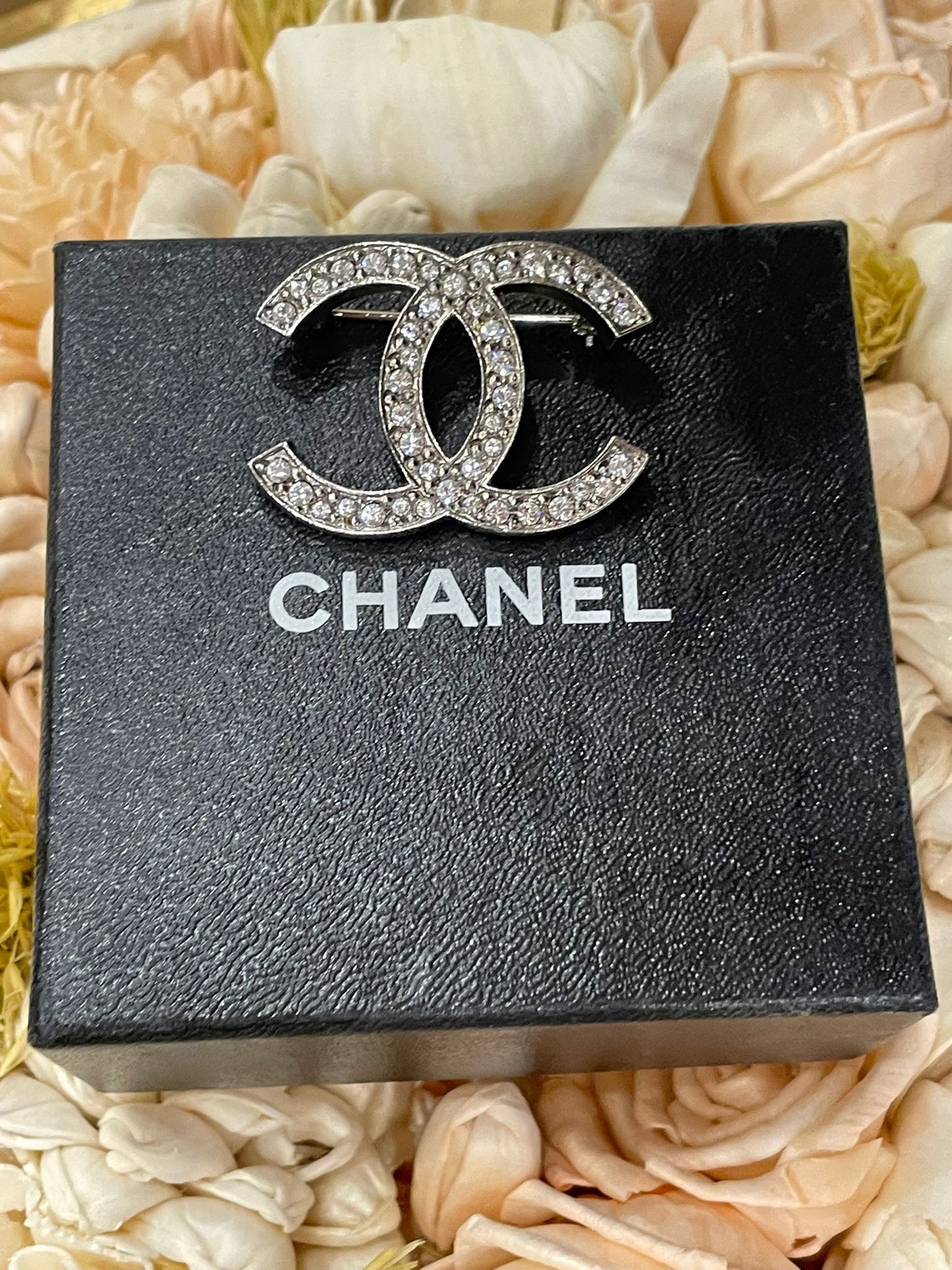 Chanel - CC Brosche Silber glitzernd