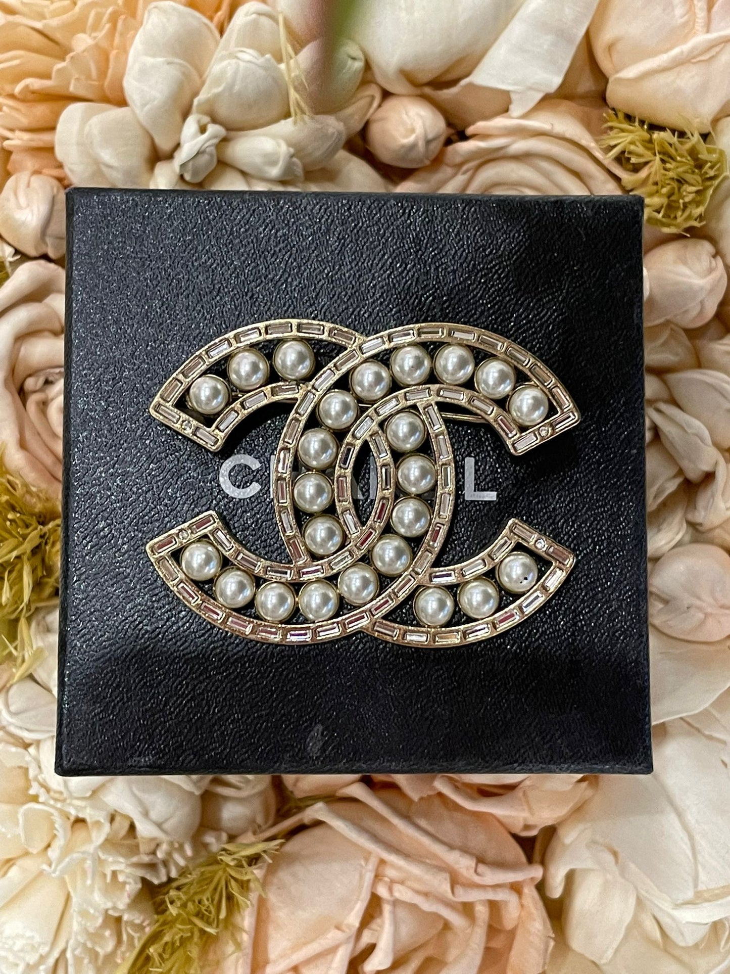 Chanel - CC Brosche mit Perlen glitzernd