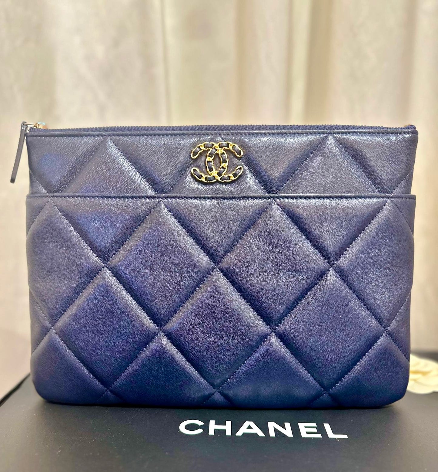 Chanel - Clutch aus dunkelblauem Lammleder